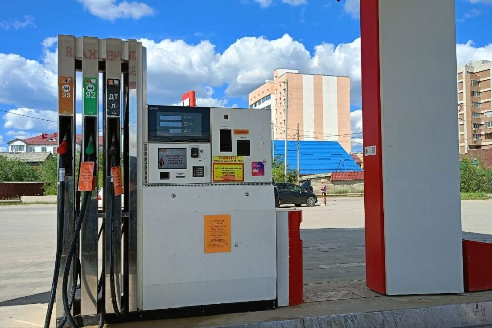 «СибОйл» объяснил продажу бензина только по топливным картам в Якутске