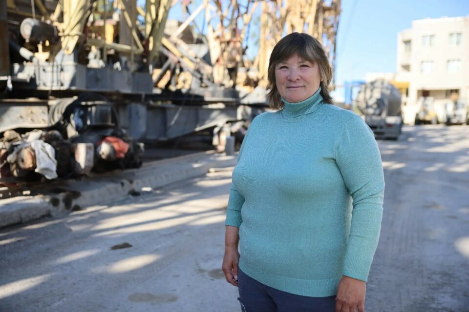 Более 40 лет на высоте: как крановщица Наталья Стативо нашла призвание в строительстве