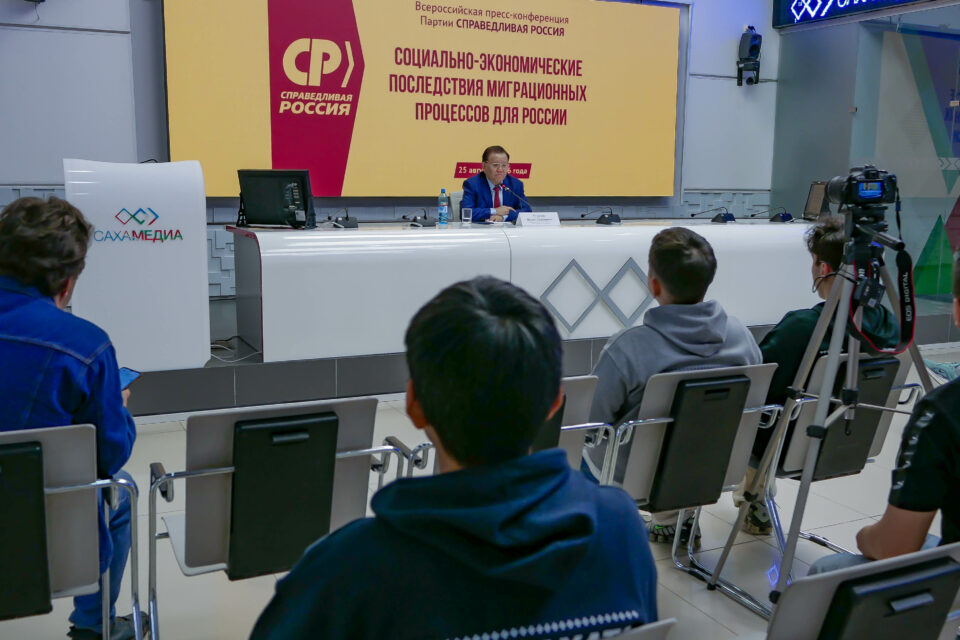 Приехал, поработал, попрощался: Федот Тумусов озвучил позицию «СР» в сфере миграционной политики   