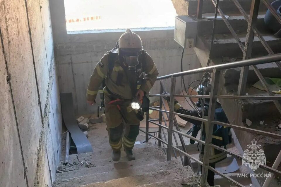 В Якутске прошли отборочные соревнования пожарных по скоростному подъему в многоэтажном доме
