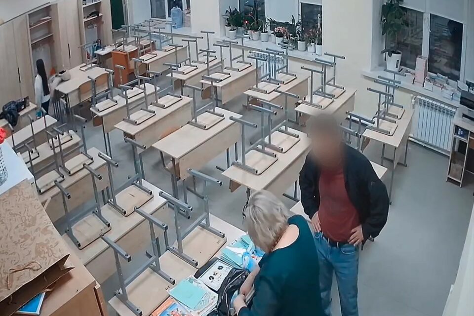 В Якутске вынесен приговор мужчине, ударившему классную руководительницу своих детей