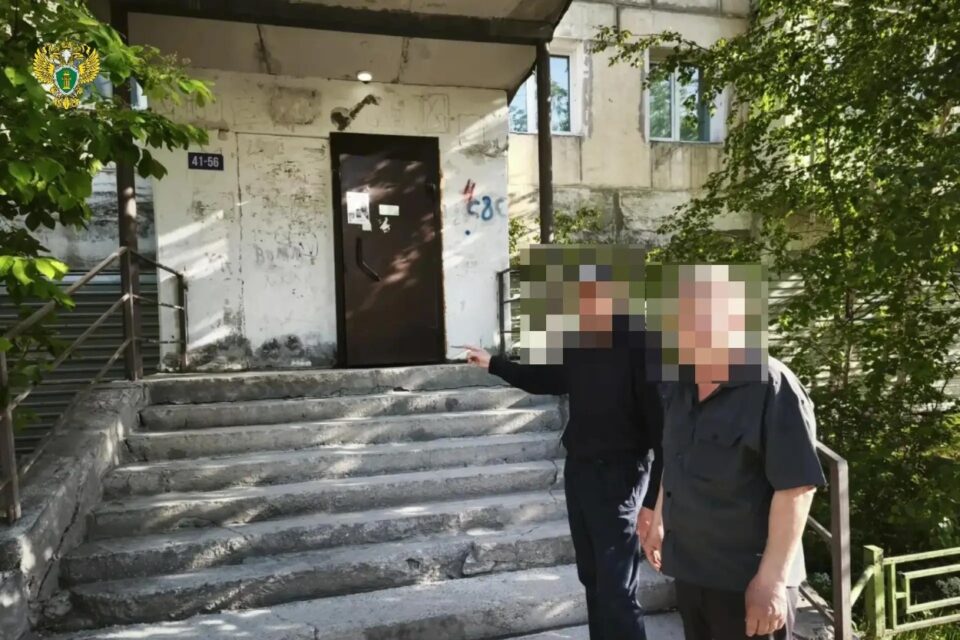Пьяный житель Якутска вломился в чужую квартиру, напугал девочку и угрожал полицейскому