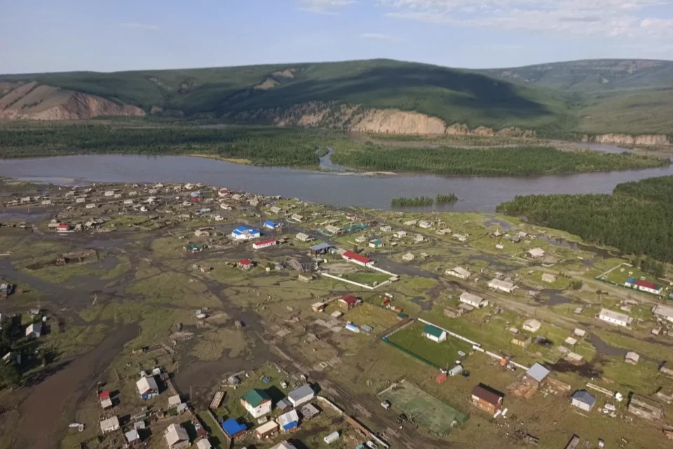 Более 100 человек задействованы в восстановительных работах после паводка в Верхоянском районе
