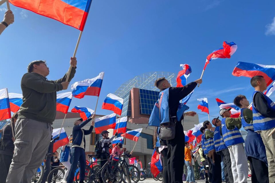 В Якутске ко Дню флага России вручили паспорта юным горожанам и награды участникам СВО