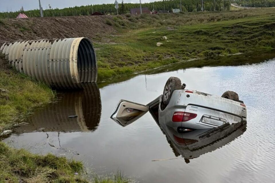 Два человека погибли при съезде автомобиля в воду в Усть-Алданском районе