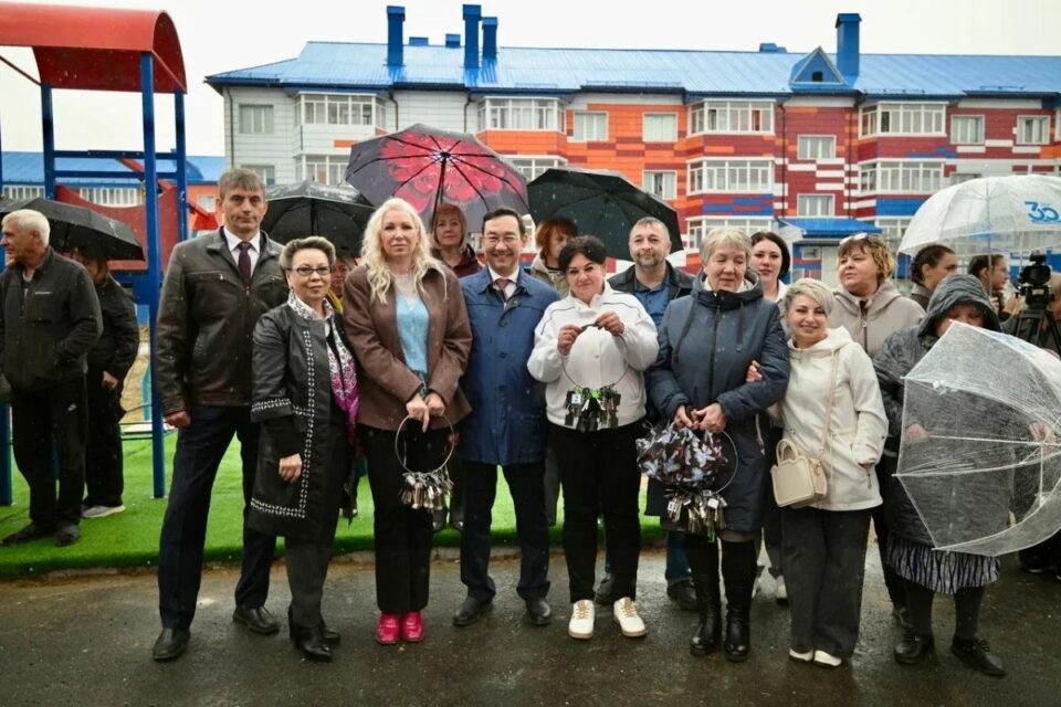 В Томмоте глава Якутии вручил ключи от новых квартир переселенцам из аварийного жилья