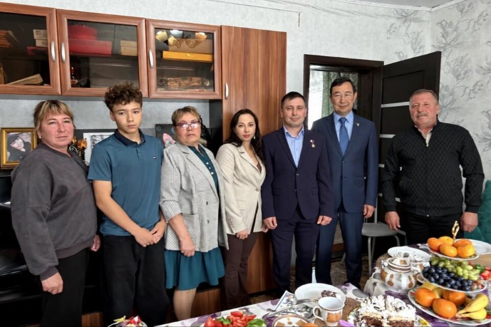Глава Якутии побывал в гостях у семьи Героя России Виктора Софронова в Олекминске