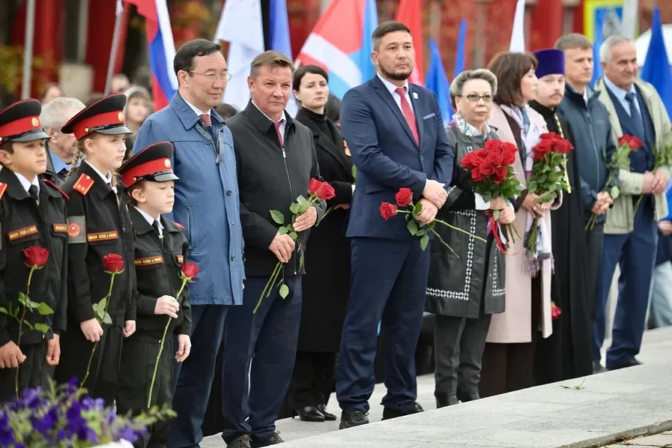 Глава Якутии почтил память героев-тружеников Алдана