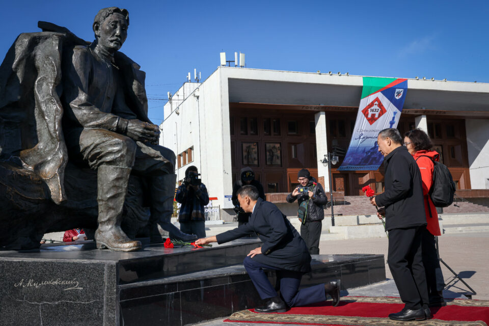 В Якутске возложили цветы к памятнику Алексею Кулаковскому в День языков народов России