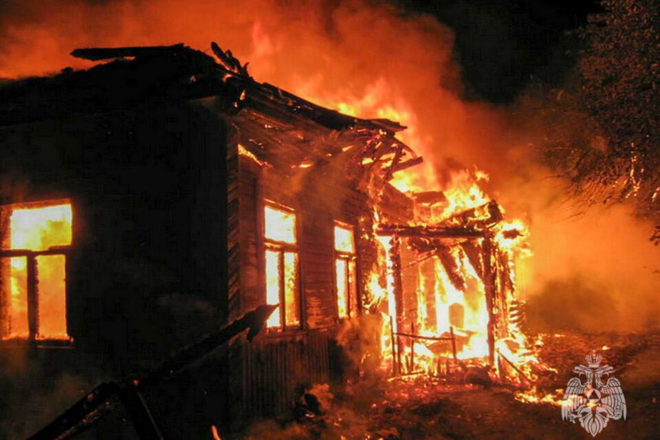 При пожаре в частном доме в Якутске погибли два человека