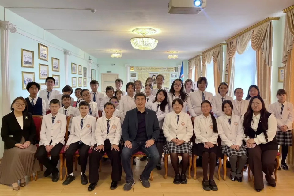 Анатолий Семенов провел урок государственности для школьников Якутска