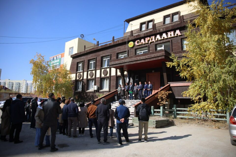 Мемориальную доску памяти Ивана Спиридонова открыли в Якутске