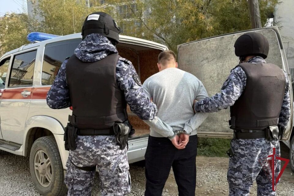 Росгвардейцы в Якутске задержали мужчин, находившихся в федеральном розыске