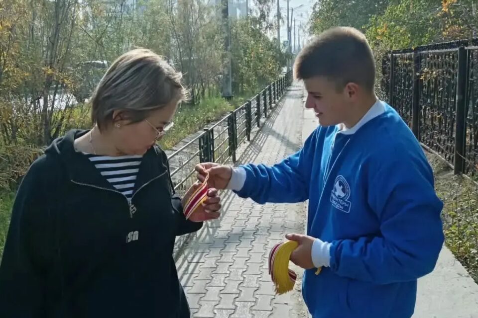 Волонтеры в Якутске раздали более 1500 лент дальневосточной Победы